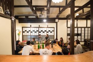 新潟のゲストハウス「人参」は、地元の人の温かみにあふれる、地域と旅人の交流拠点でした